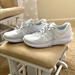 Nike Lunarglide 9 White Sneakers. Size 10.5. Worn